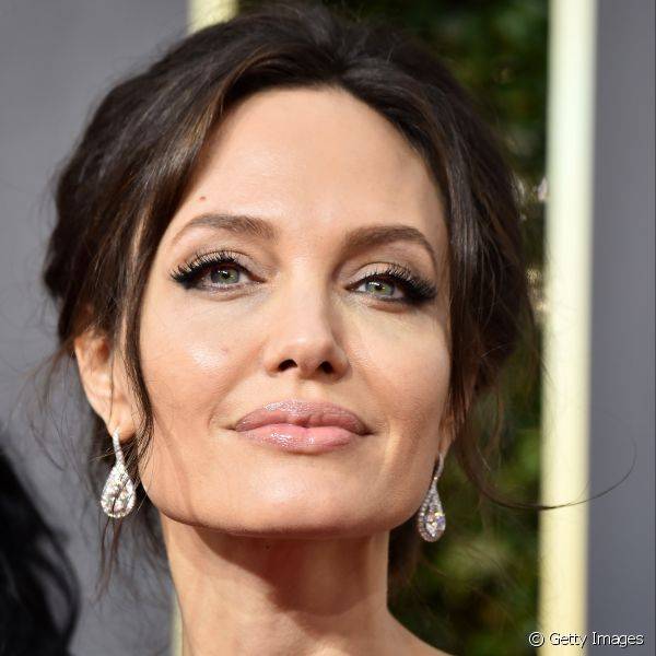 O efeito vinílico é tendência e foi eleito por Angelina Jolie para deixar a maquiagem de festa ainda mais elegante e glamurosa (Foto: Getty Images)